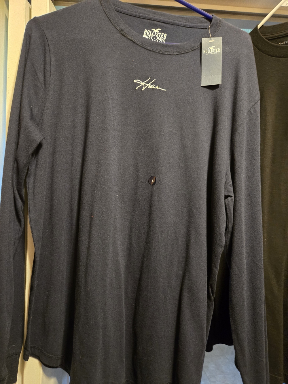Hollister Men's Long-Sleeve Crewneck Tee in Navy Blue